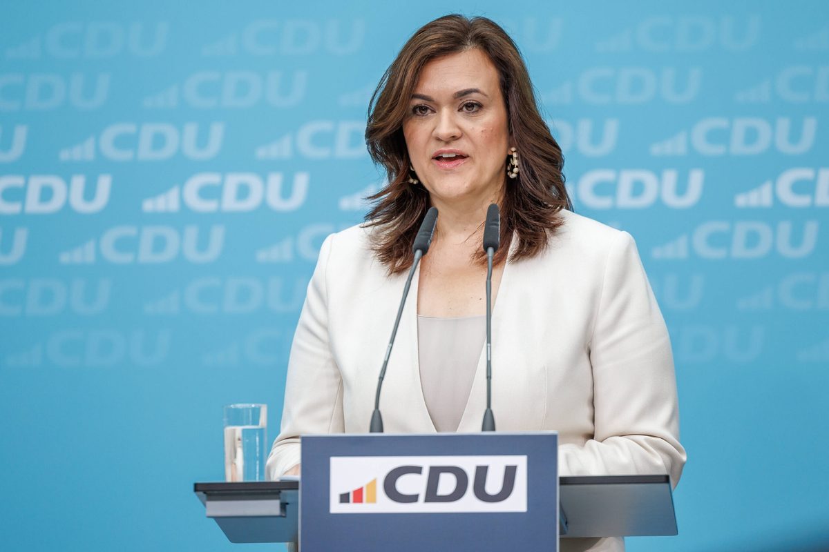 CDU-Generalsekretärin: Kirchen sollten keine Politik machen